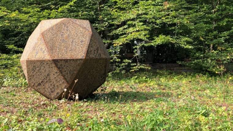 Ikosidodekaeder im botanischen Garten Jena (Künstler Wulf Kirschner)