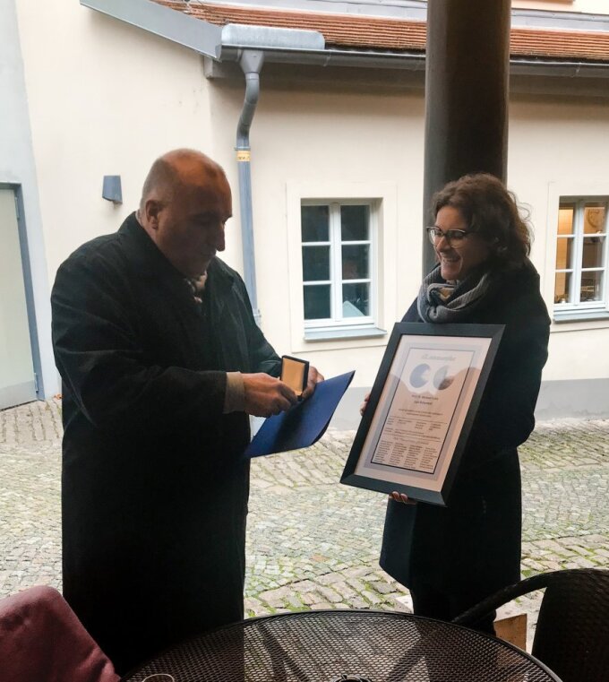 Im Namen der Kolleginnen und Kollegen überreicht Dr. Constanze Schadl eine Aufmerksamkeit zum Ruhestand